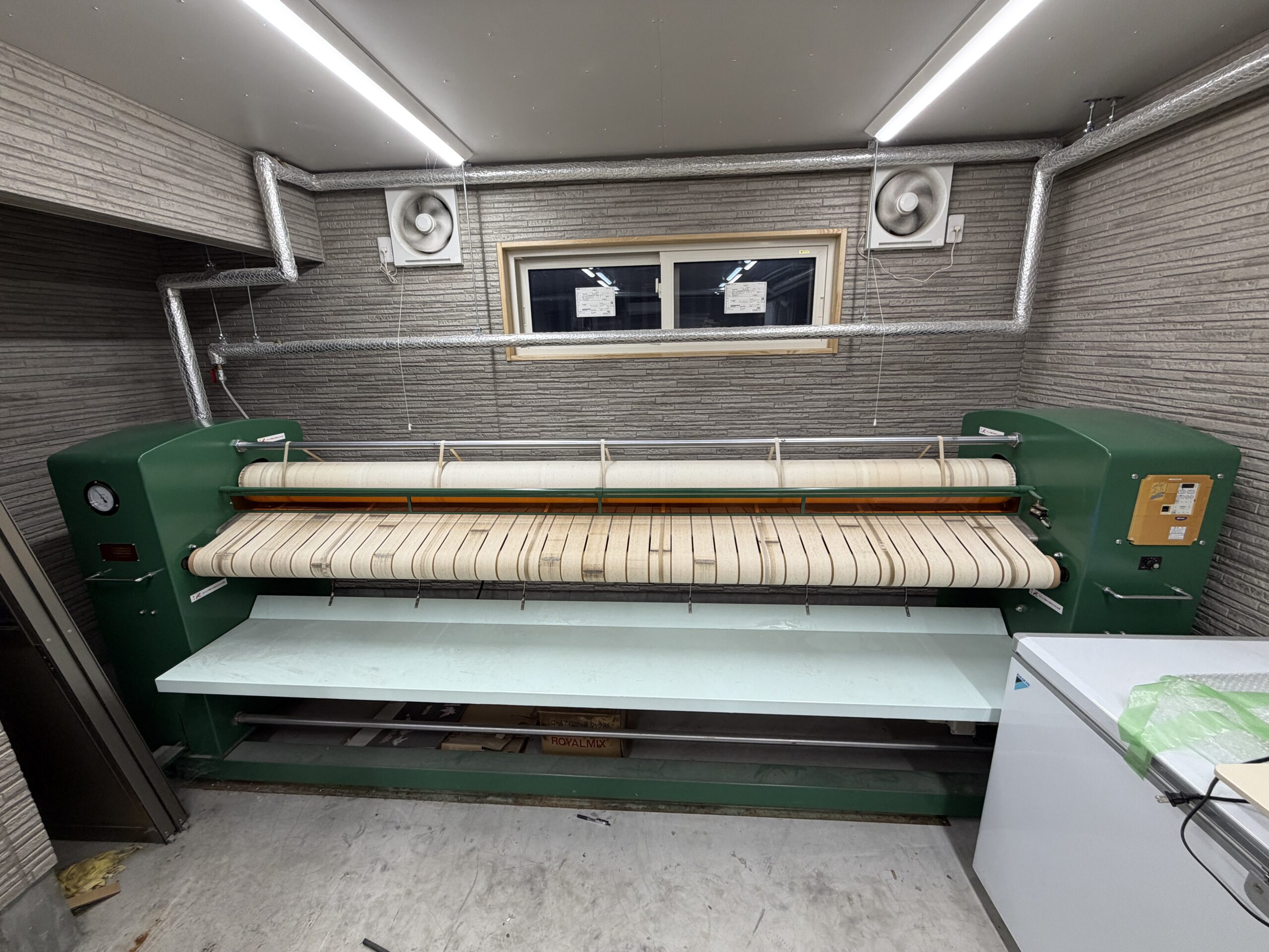 森機械製作所シーツアイロナー（インバータ仕様）